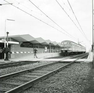 167639 Gezicht op het N.S.-station Heemskerk te Heemskerk, met langs het perron een electrisch treinstel mat. 1964 ...